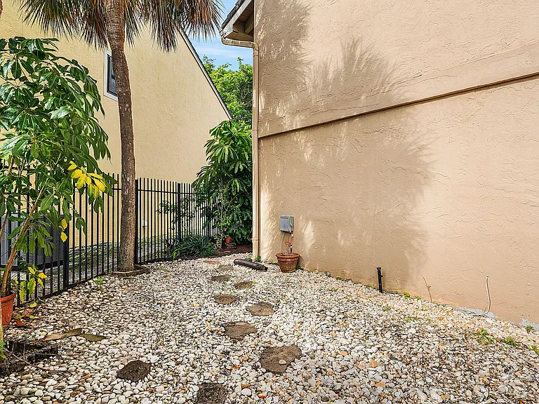 5664 Santiago Cir — Photo 45