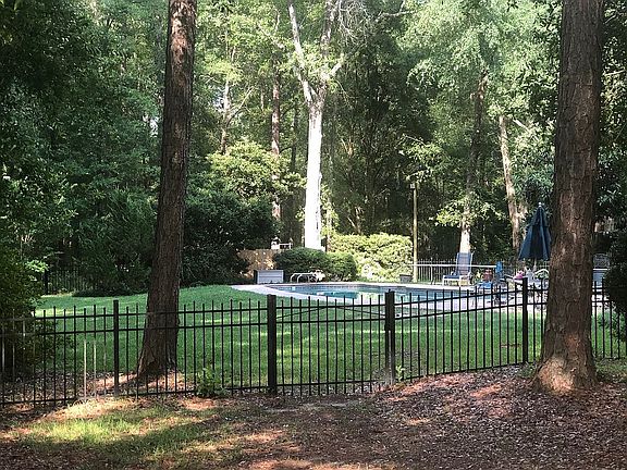 4th image of 980 Evergreen Cir