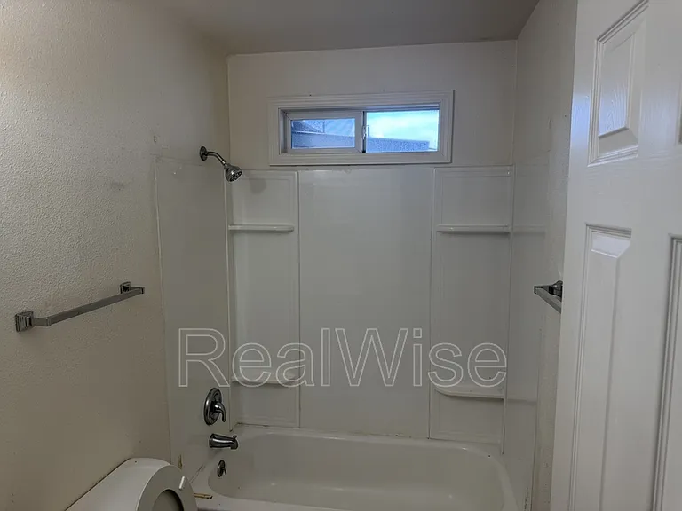 716 SE 9th St — Photo 15