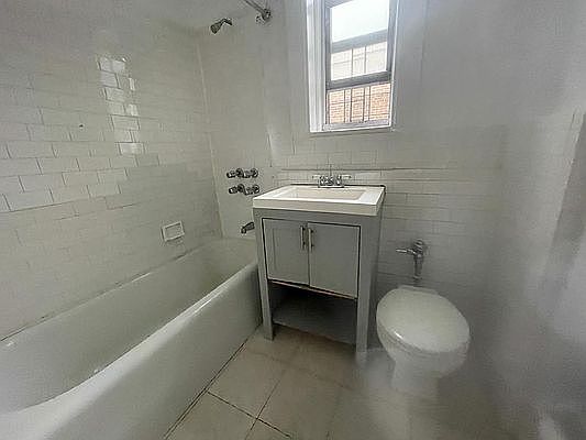 3rd image of 2010 Powell Ave APT 6A