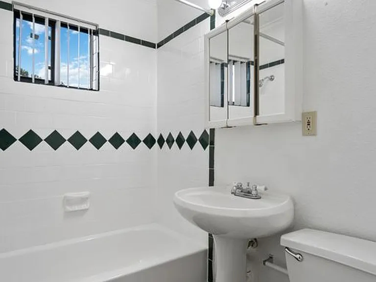 2212 Dunlavy St — Photo 4
