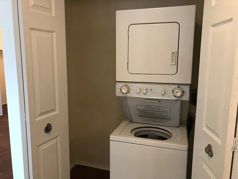Lakeside Village Apartments — Photo 79