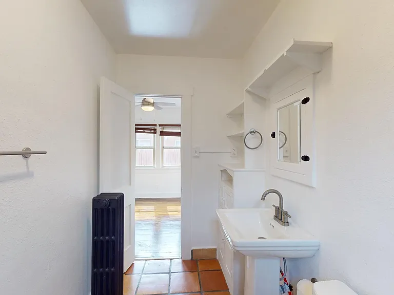 Lovely, Large, & Bright 1 Bed in Beautiful Downtown Courtyard Complex — Photo 6