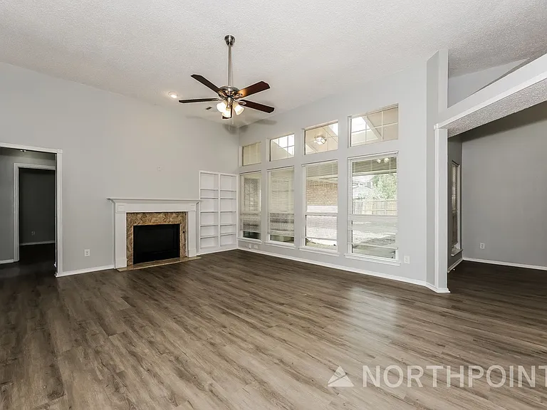 404 Derby Ln — Photo 3
