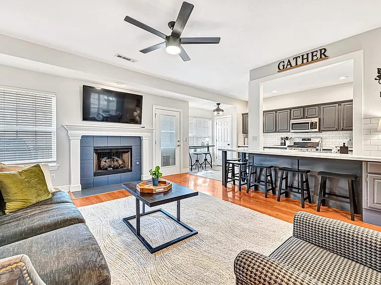 701 SW Maidstone Ave — Photo 3