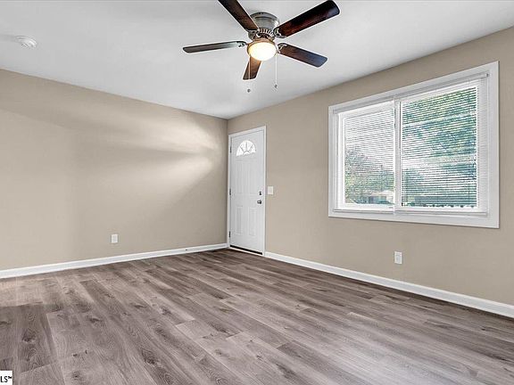 4th image of 10 Blossom Dr