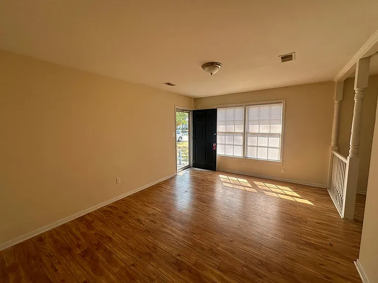 801 Montclair Dr — Photo 4