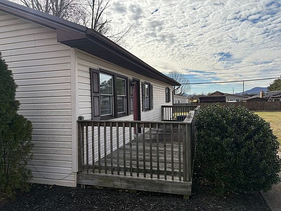 3rd image of 1657 Redwood Dr