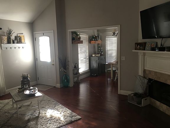 Living Room/Vaulted Ceilings
