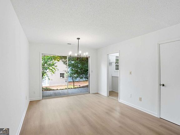5th image of 413 Promenade Ct SW