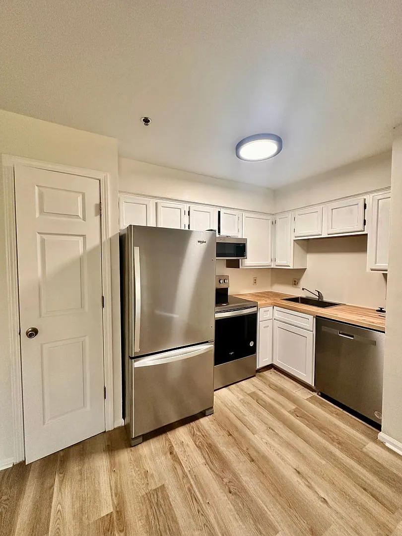 Newly Renovated 1B/1B Condo in Pointe of View located steps from Grand Boulevard! — Photo 2