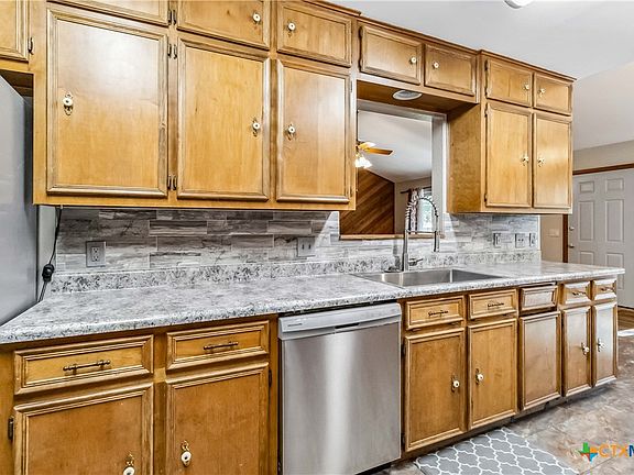 5th image of 218 Cardinal Dr