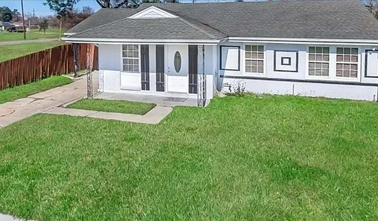 305 Serpas Dr — Photo 1