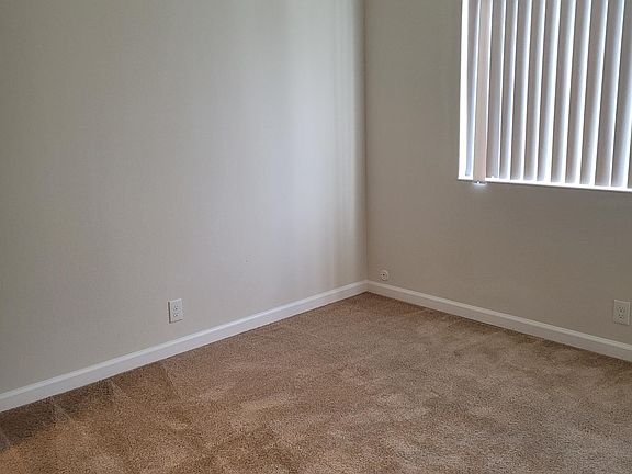 5th image of 677 Iris Ave