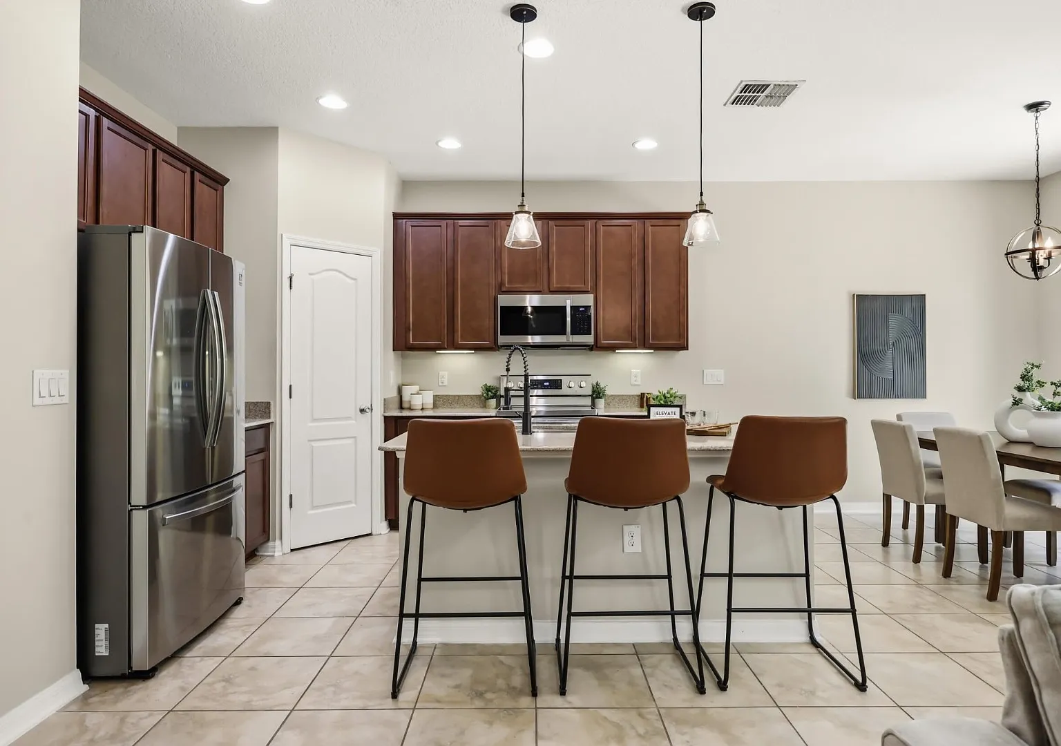 215 Lakeshore Dr — Photo 3