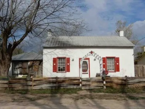 709 Lisbon St, Castroville, TX 78009