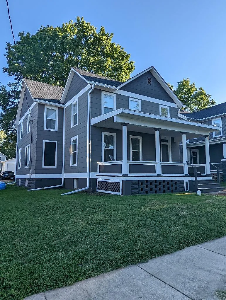 111 E Division St photo 1