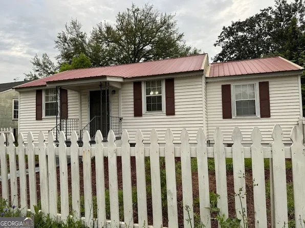 1217 Parkway Dr, Waycross, GA 31501