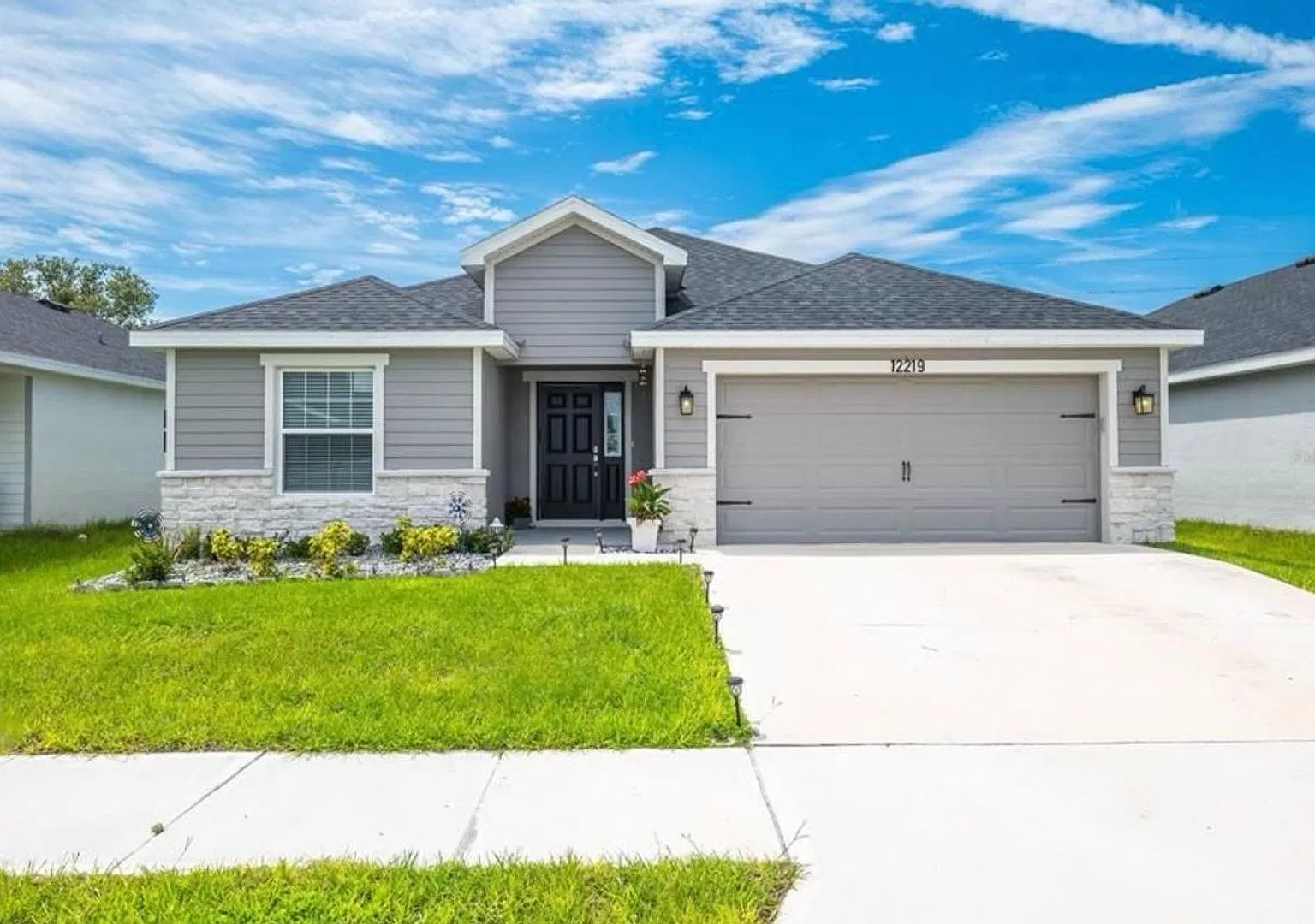 New Spacious 4 Bed - W/Amenities! — Photo 1