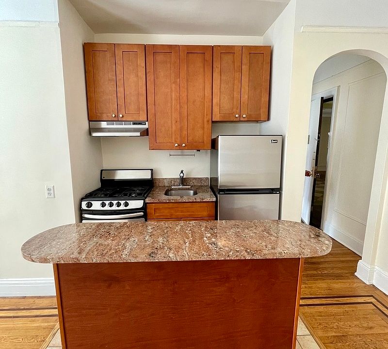 1st image of 3115 21st Ave #1C