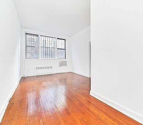 4th image of 400 W 45th St APT 1a