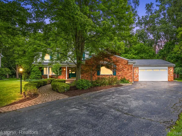 21969 Riverview Dr, Beverly Hills, MI 48025