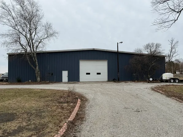 403 E 3rd St #B, Brocton, IL 61917