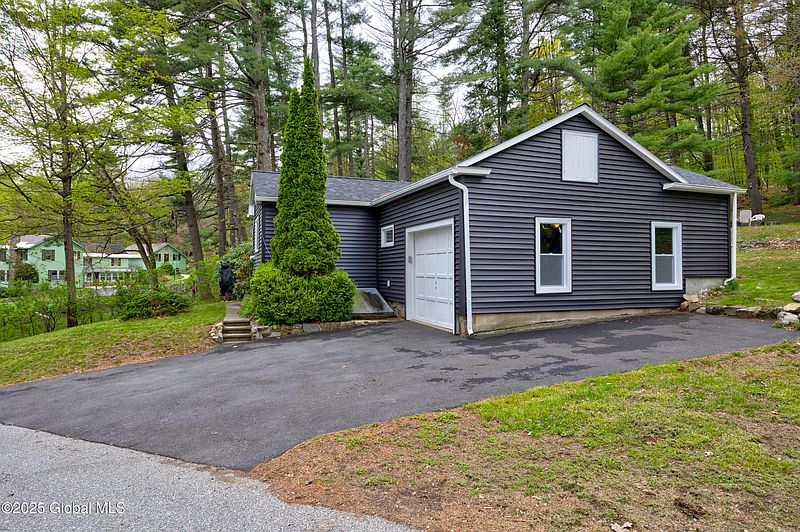 3rd image of 11 Cramer Ridge Road