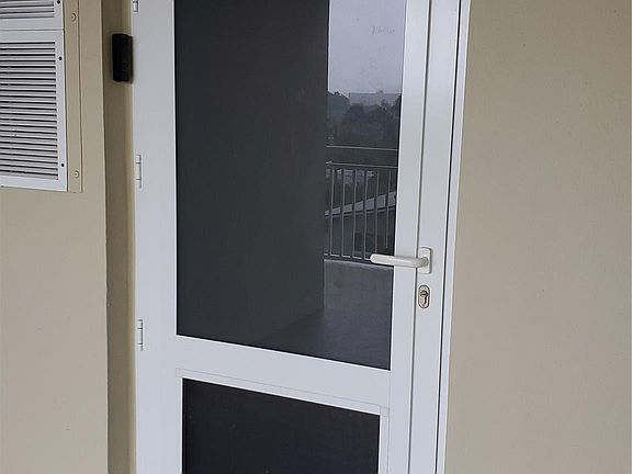 5th image of 2611 N Riverside Drive #504