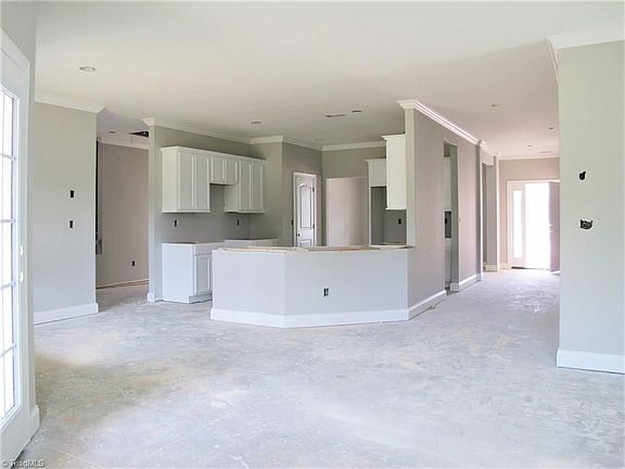 3rd image of 410 Dorchester St
