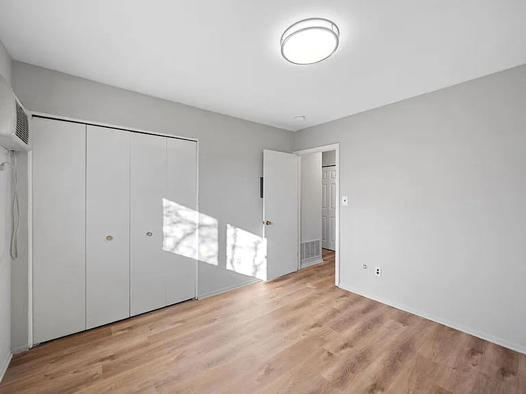 Plymouth Gardens Apartments — Photo 14