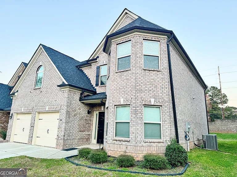 732 Sanctuary Ln — Photo 1