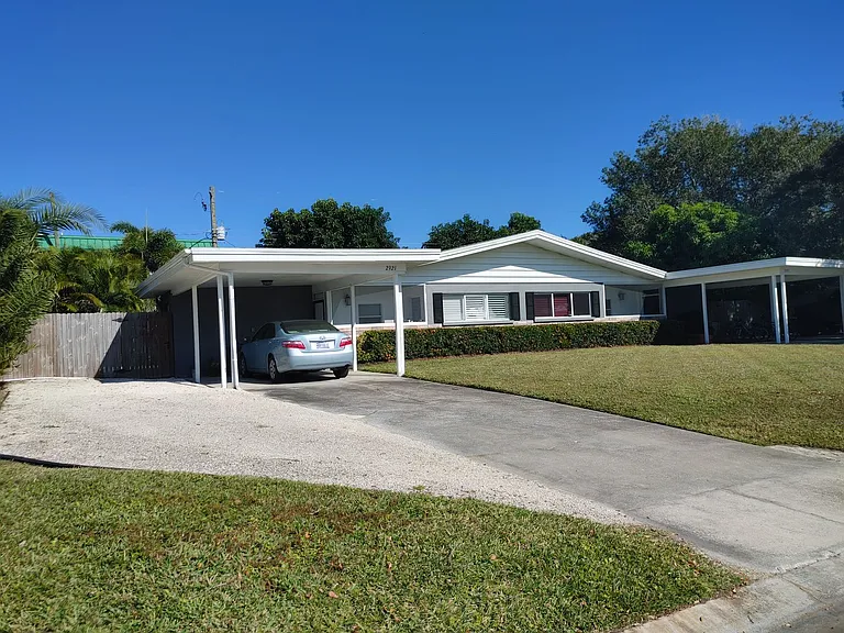 2921 Bentley St — Photo 1