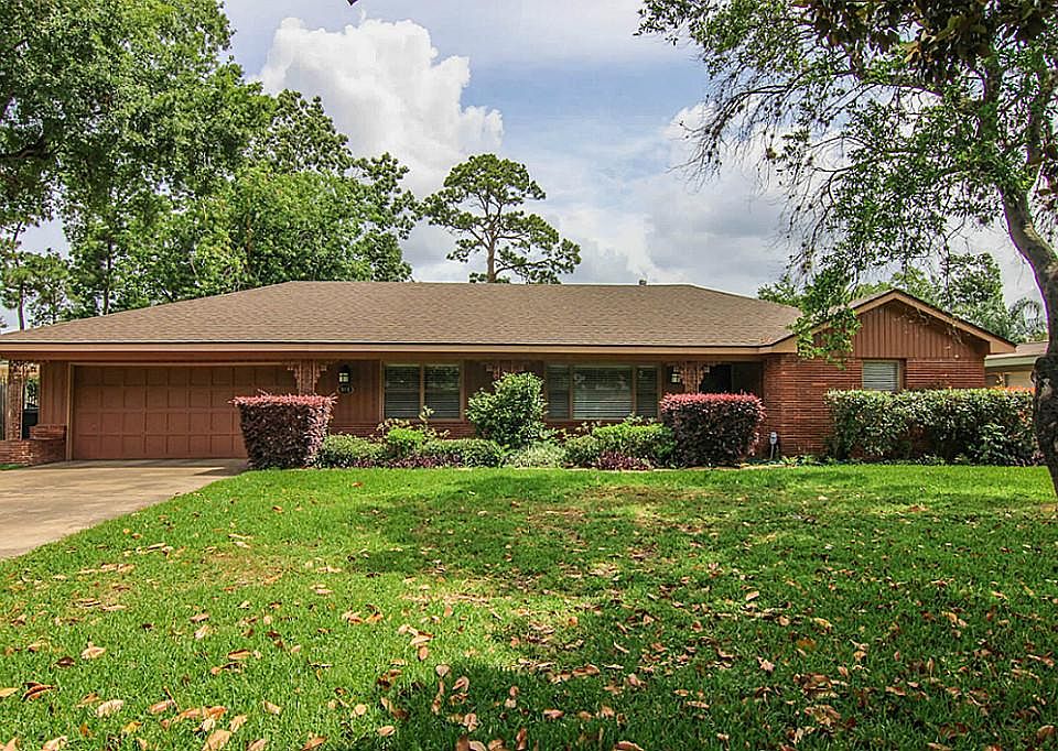 Location is everything! This gorgeous 3 bedroom, 2 bath ranch style home sits on a large lot located inside the 610 loop!