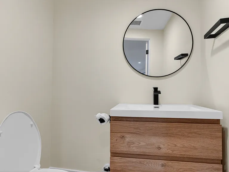 4711 Tyrone Ave — Photo 36