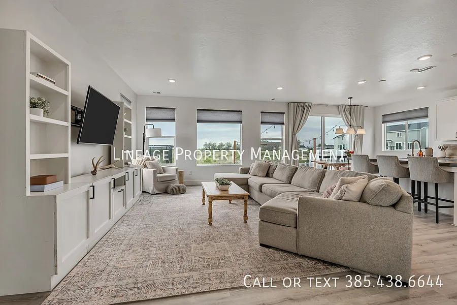 Building Photo - 3056 S Shoreline Dr