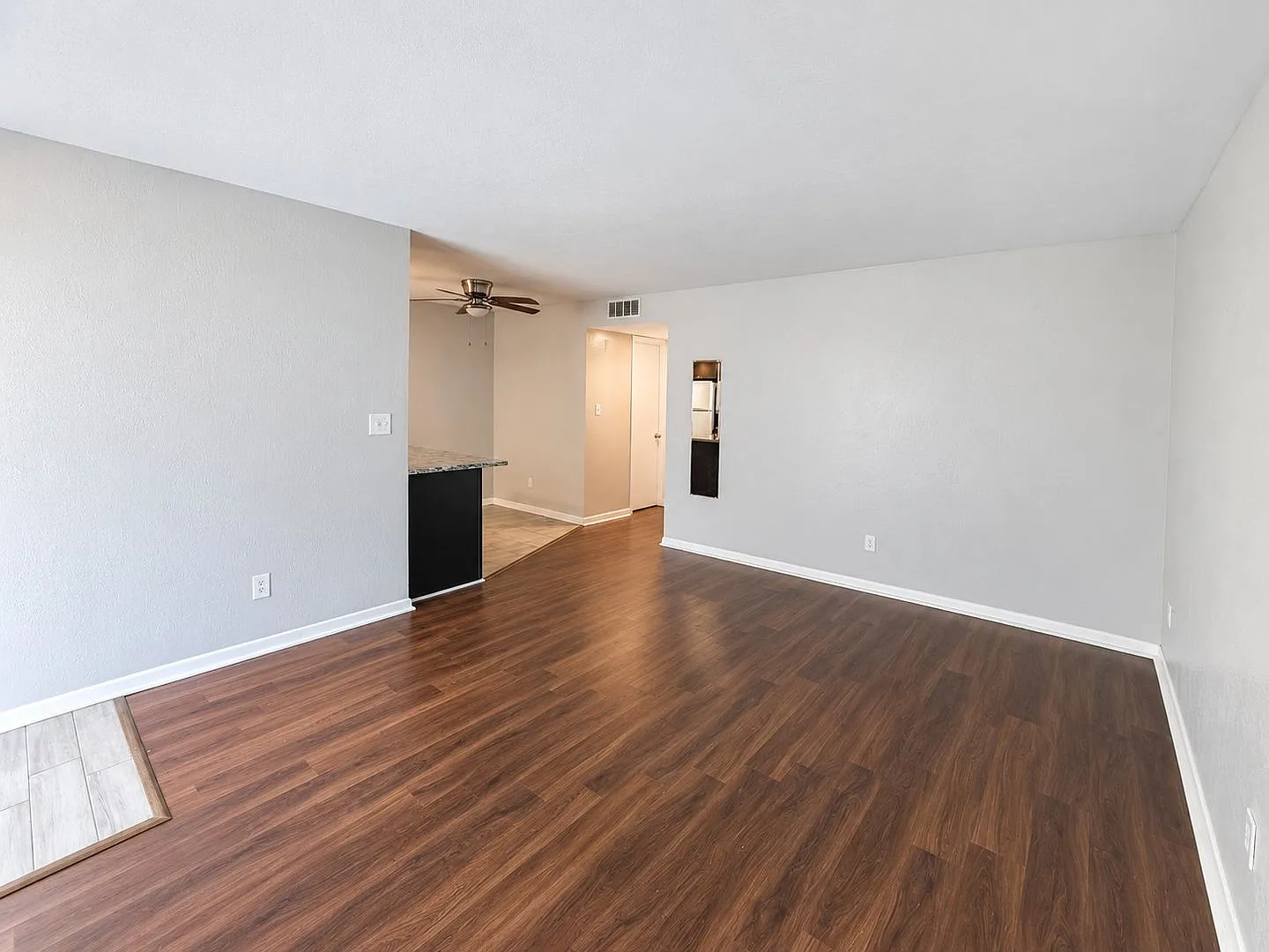 Cozy 1-Bedroom Condo in Prime St. Petersburg Location — Photo 3
