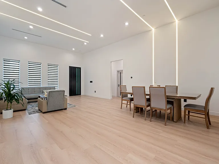 13516 Hamlin St — Photo 12