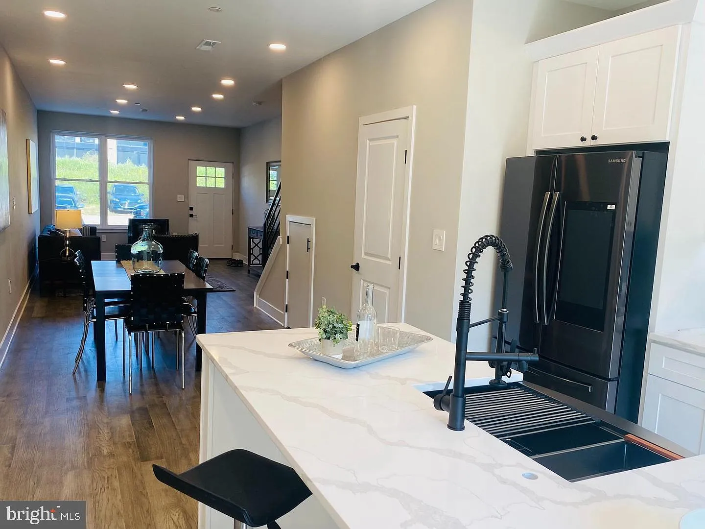 3 bed, 2.5 bath, 2025 sqft, $3,000 — Photo 3
