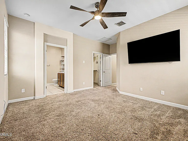 1619 N Hillcrest — Photo 11