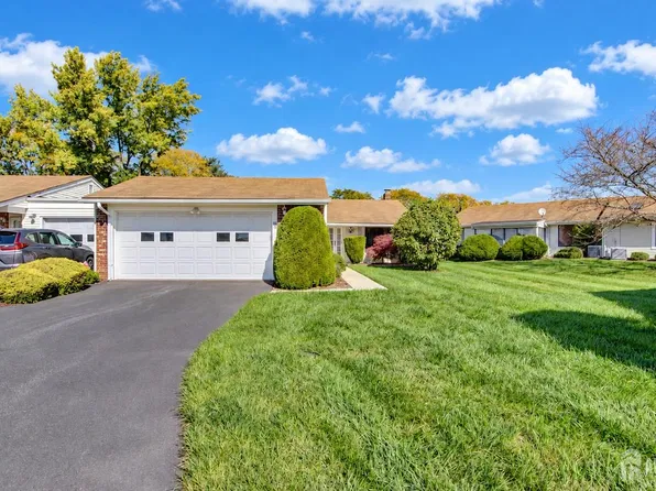 14 Basswood Plz #B, Monroe Township, NJ 08831