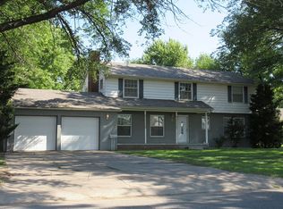 16 Cherokee Ln, Hutchinson, KS 67502