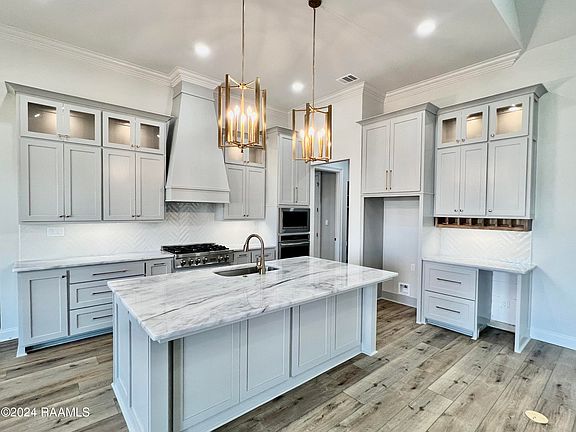 2nd image of 400 Bayou Parc Dr