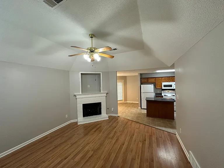 1098 Breezy Valley Dr — Photo 5