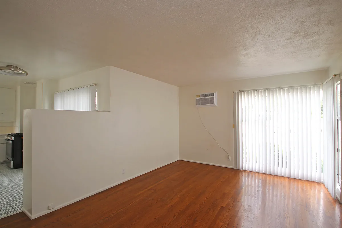 Building Photo - 2035 Huntington Dr #8
