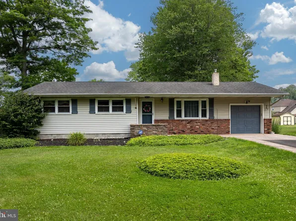 1223 Centre St, Levittown, PA 19057