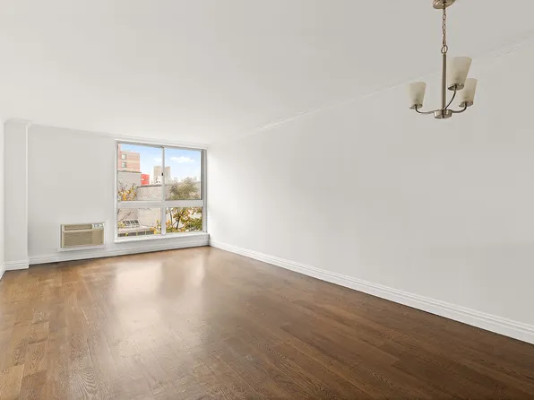 625 Main Street image 1 of 13