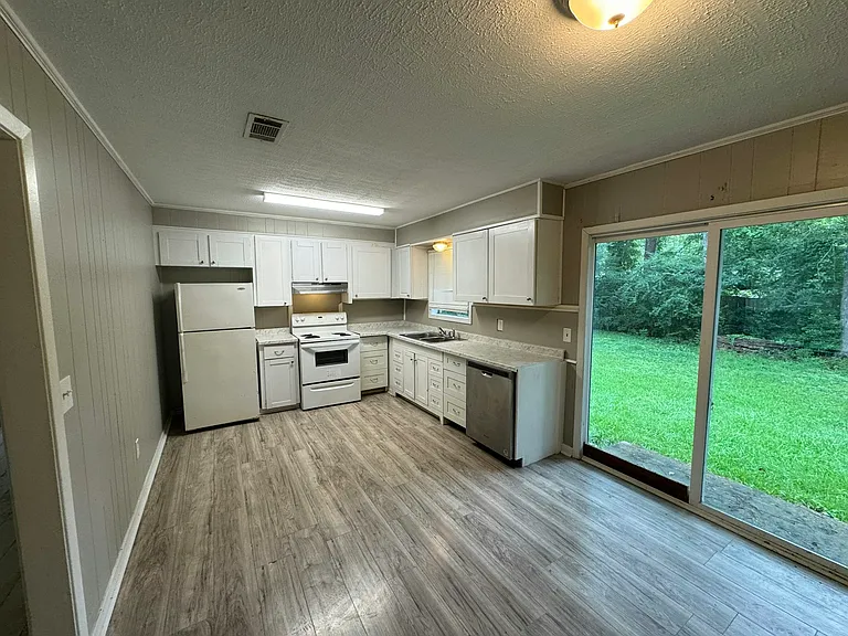 130 E Woodcrest Dr — Photo 3