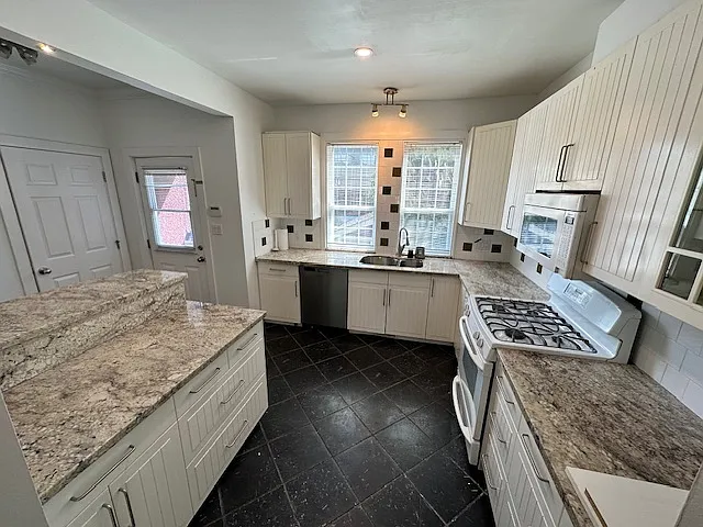 2878 W 8th Avenue, Vancouver — Photo 1