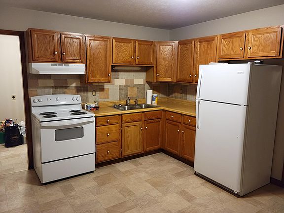 lots of cabinet space in the kitchen- brand new appliances